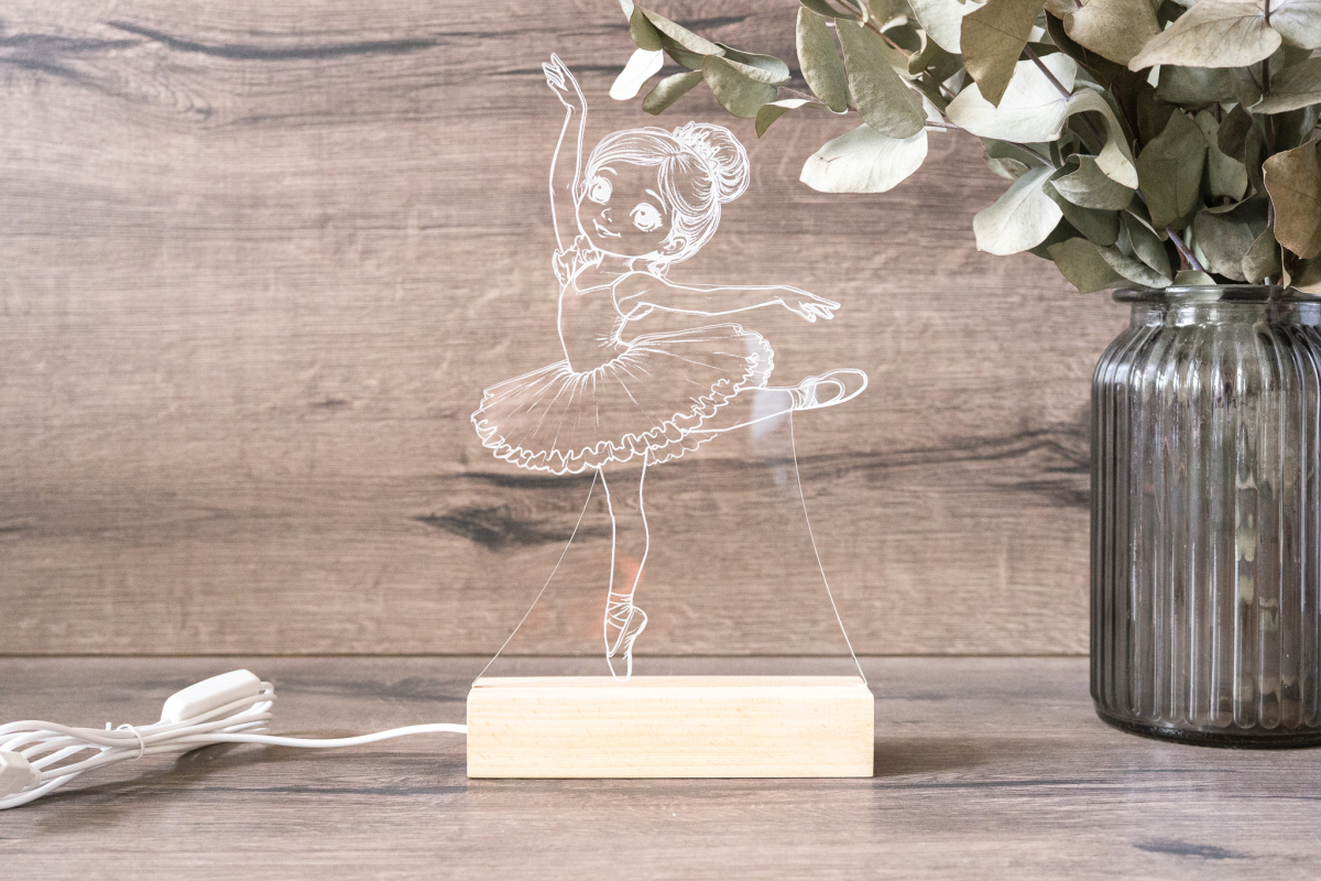 Personalisierte LED Acrylglas Lampe mit Ballerina Motiv, warmweiß leuchtend, auf Holzsockel mit Namensgravur